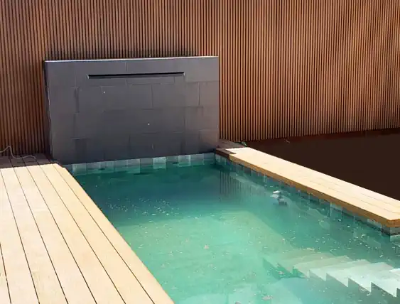 Panel 3D encapsulado alistonado, color Teka en piscina