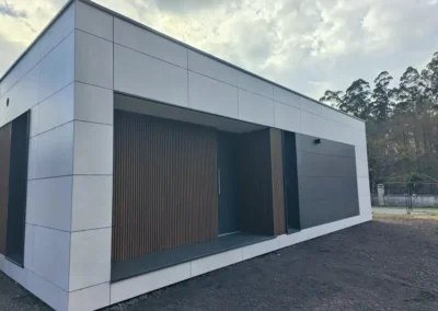 Casa unifamiliar con panel en fachada