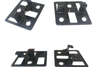 Grapa metálica negra fijación tarima exterior AV26 Deckron